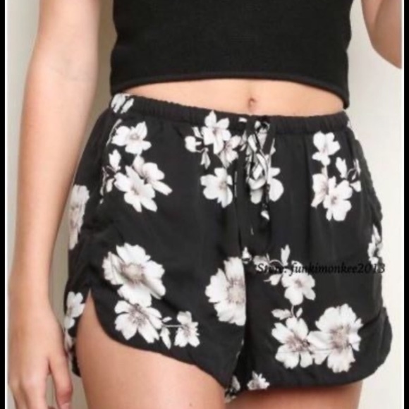 Brandy Melville flower pattern shorts✨ - Picture 2 of 5